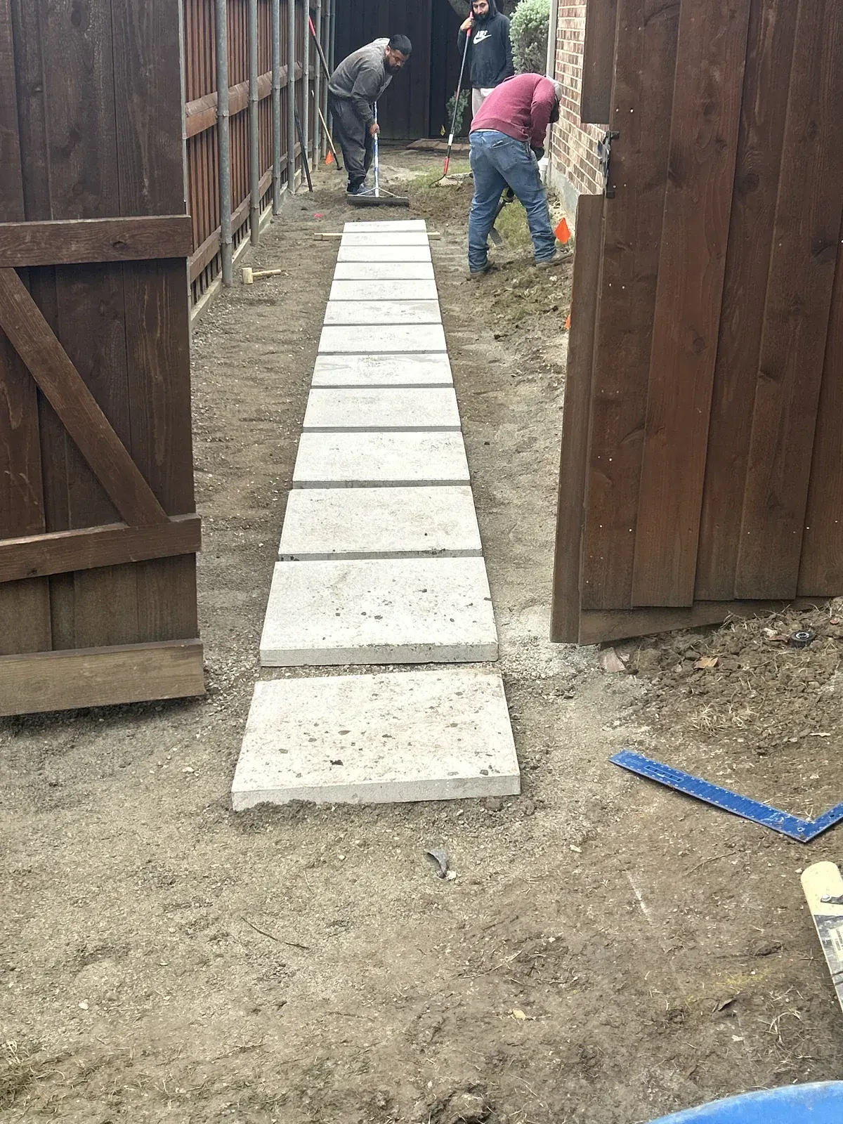 Stepping stone placement through side gate